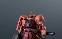 「機動戦士ガンダム」シャア専用ザクがGUNDAM UNIVERSEより登場！ モノアイの稼働ギミックで表情豊かにポージング可能 画像