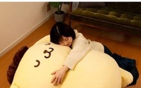 「ポムポムプリン」そのサイズ、全長約105cm!?　すべてを受け入れてくれる大きさが魅力のぬいぐるみ型クッションが予約受付中♪ 画像