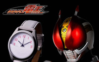 「仮面ライダー電王 こぼれ落ちる砂の腕時計」が予約受付中♪文字盤のおよそ半分が白い砂で覆われ、暗闇では砂の奥からライダーズクレストが浮かび上がる！ 画像