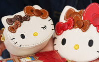「ハローキティ」を大人上品＆キュートに持ち歩こう♪ 日焼けキティや茶りぼんキティがマストバイ☆バッグチャームやポーチ、キークロシェットが登場 画像