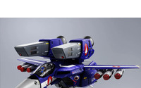 「マクロス」天才マックスの駆る「VF-1J スーパーバルキリー」が初のDX超合金化！ ファイター、バトロイド、ガウォークへの三段変形、翼下には反応弾も装備！ 画像