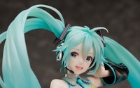 「初音ミク」アート展“初音ミク・クロニクル”の等身大立像が1/7スケールフィギュア化！ 弾ける笑顔、輝くツインテに注目 画像