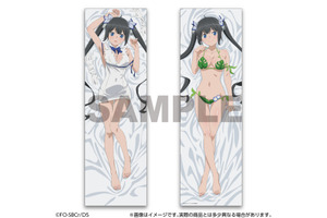 大胆な葉っぱビキニ姿で添い寝!? 「ダンまち」ヘスティア、アイズたちが抱き枕カバーに！ ほぼ等身大で再現 画像