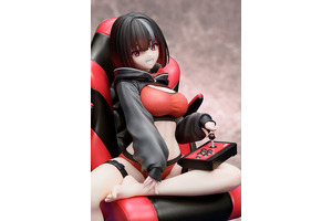 令和の座敷わらしはガチゲーマー!? アケコン片手にゲーミングチェアに座るリラックスした表情にドギマギ♪ オリジナルキャラ「座敷わらしちゃん」が立体化！ 画像