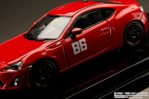 ”86は…いいクルマです”「MFゴースト」片桐夏向のトヨタ「86」が1/64スケールミニカーに！ 小田原＆芦ノ湖の2仕様を再現 画像