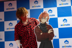 “目立つ服装で福岡に訪れたいと思います” 谷山紀章が「文スト」中原中也とツーショ♪ 九州最大のアニメイトがグランドオープン 画像