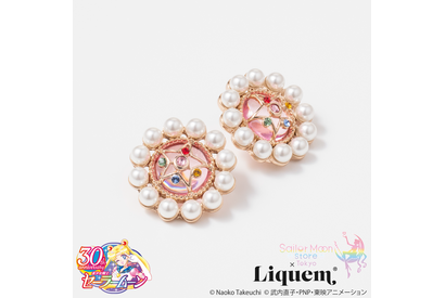 「セーラームーン」ムーンプリズムパワーメイクアップ！ 変身ブローチやセレニティドレスのコラボアクセサリー再販決定♪ 画像
