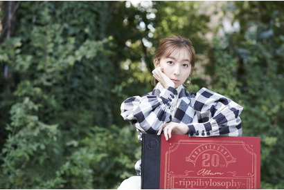 飯田里穂が20年の芸能生活の転機となった曲を集めたアルバム「20th Anniversary Album -rippihylosophy-」をリリース【インタビュー】 画像