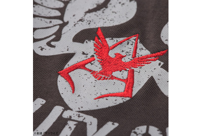 「ガンダム」リアルアーミー感漂うミリタリージャケット＆Tシャツが登場！ ザクIIとシャア率いるA12部隊の2カラー展開 画像