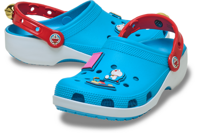 「ドラえもん」が足元に!? 赤い首輪、かかとの鈴…クロックスの限定コレクション登場 画像