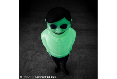 「ダンダダン」セルポ星人が不敵な笑みで…“バナナをください”!? 暗闇で光るフィギュアで登場 画像