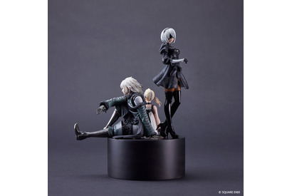 「NieR」2B＆“Replicant”の主人公＆白い少女(フィオ)が夢の共演…！ 15周年記念のグッズBOXが登場 画像