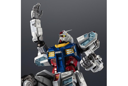 「たかがメインカメラが光るだけだ！」ガンダムが超合金より立体化！メインカメラ・デュアルカメラ・胸部ダクトにライトアップギミックを搭載！ 画像