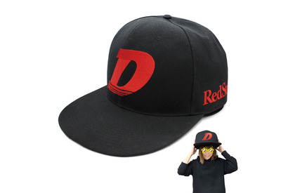 大きすぎる…!?「頭文字D」頭周り90センチの“ビッグキャップ”登場 「東京オートサロン2026」で先行販売 画像