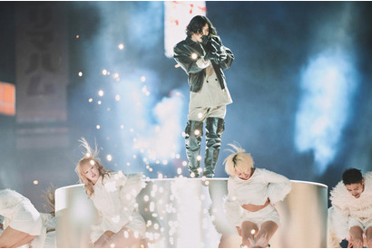 歓喜の声が広がる！米津玄師 伝説の２年連続紅白「IRIS OUT」＆「さよーならまたいつか！」映像が待望の公式アーカイブ化！ 画像