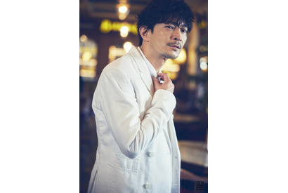 津田健次郎、大人の魅力ダダ漏れ…♪「成熟」を濃厚に感じるフォトブック発売！豪華版には音声特典も 画像
