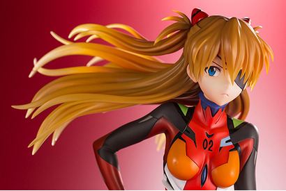 『ヱヴァンゲリヲン新劇場版』より、「式波・アスカ・ラングレー」が立体化。台座は『新劇場版：Q』のラストシーンに登場する「赤い大地」をイメージ 画像