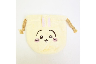 「ちいかわ」うさぎやモモンガたちの愛らしい表情をデザイン♪ふわふわ素材のフェイス巾着が登場 画像
