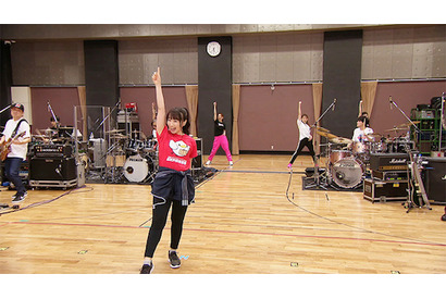 水樹奈々、スタジオミニライブ動画を期間限定配信。Cherry Boys、team YO-DAと共に「UPSETTER」「つがざくら」の2曲を披露! 画像