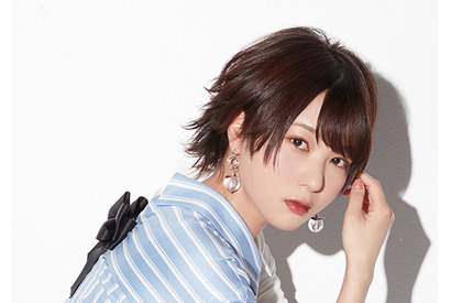 声優・富田美憂が2ndシングル「翼と告白」を6月にリリース、新たなアーティスト写真も公開 画像
