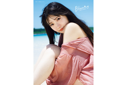 制服姿で“修学旅行”を満喫♪ 「ラブライブ！スーパースター!!」鬼塚冬毬役・坂倉花、初写真集「Blooming」 書影カットお披露目 画像
