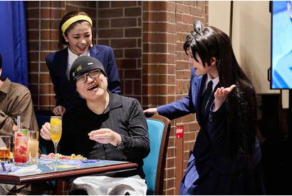 「名探偵コナン」原作者・青山剛昌がUSJにサプライズ来場！「世良ちゃんのジークンドー、かっこよかった！」進化した推理体験を満喫＆直筆イラストも残す 画像