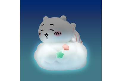 ちいかわ、ハチワレ、うさぎが雲の上ですやすや…♪ やさしく光るおやすみライトが登場！ 画像