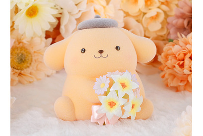 愛くるしい瞳にメロメロ♪ 「ポムポムプリン」パステルカラーverがついに発売！ ユリ&ミヤコワスレを手にちょこんと佇む姿がキュート 画像
