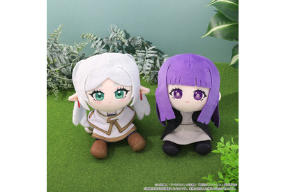 「葬送のフリーレン」フリーレン＆フェルンが貴方を見上げる…♪ 首が“くいっ”と曲がるお座りぬいぐるみ「くいくい」に登場 画像