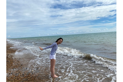 寿美菜子、イギリスの海で大はしゃぎ！ 29歳の誕生日を海外で過ごす思いも告白【寿美菜子のAnother Wonderland in the UK第6回】 画像