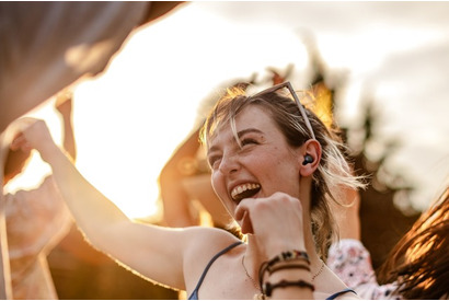 夏フェスシーズン到来！約7割が「ライブ終了後に耳の異変」を経験…“イヤープラグ”が対策になる!?　オーディオテクニカが調査 画像