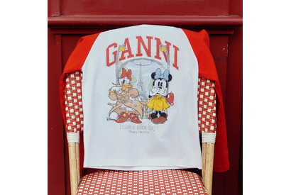 「ディズニー」×GANNIコラボ第3弾！ デイジーとミニーの大冒険を大胆にプリント♪ Tシャツやスウェット、アクセサリーがラインナップ 画像