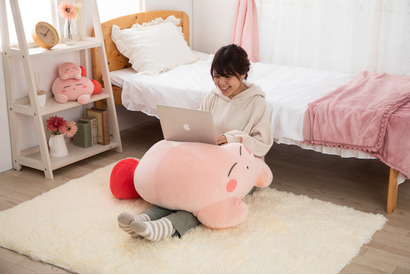 “もちふわ”カービィとプププなリラックスタイム♪ 「星のカービィ」のBIGサイズぬいぐるみ登場！ 画像