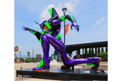 「エヴァンゲリオン」初号機、“牛久大仏”とまさかの競演!? 茨城「あみプレミアム・アウトレット」に出現 画像