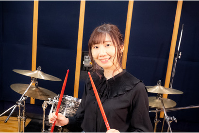 浜崎奈々がドラムに挑戦！「ほのかちゃんの力持ち設定は理にかなっていることが分かりました」【「OVER RUN!!」連載レポ＆インタビュー】 画像