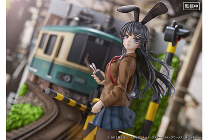 「青春ブタ野郎」桜島麻衣“デートの続きをしてあげる―”江ノ電 Ver.フィギュアが登場 画像