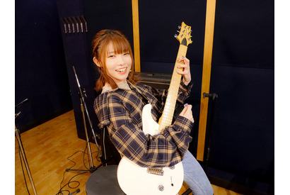 峯田茉優がギターに挑戦！「謎の自信がありましたが……裏切られました(笑)」【「OVER RUN!!」連載レポ＆インタビュー】 画像