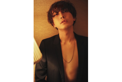 中島ヨシキ、セクシーな“裸ジャケット”に挑戦！初写真集より先行カット公開「ここでしか見られない姿があるはず」 画像