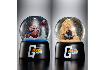 「ガンダム」あの名シーンが手のひらに！ シャア専用ズゴックとアッガイの“スノードーム”登場 画像