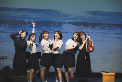 AKB48の大西桃香と馬嘉伶・声優の長谷川玲奈と小坂井祐莉絵が「secret base～君がくれたもの～」を披露！朗読劇「海辺の街でもう一度、あの日の彼女に会えたなら」公演レポ 画像