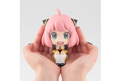「SPY×FAMILY」アーニャと目が合う！ ちょこんと座るデフォルメフィギュア登場♪ 画像