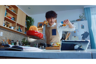津田健次郎が料理＆小野賢章が歯磨きしながら“ガンダムバトル”!?「ガンダム U.C. ENGAGE」最新CMが公開 画像