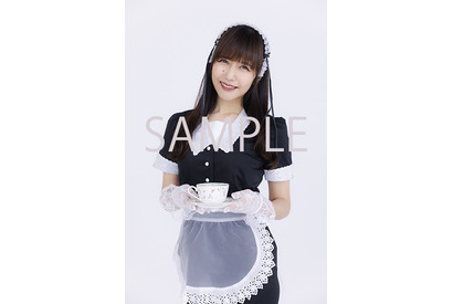 声優・井上喜久子、学生服＆メイド服姿を披露♪初エッセイの表紙＆特典コスプレ画像が公開 画像