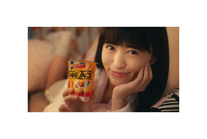 逢田梨香子が生美脚をあらわに、もこもこパジャマ姿で柿の種新商品をほおばるWebCM解禁！メイキング動画やインタビューも公開に 画像
