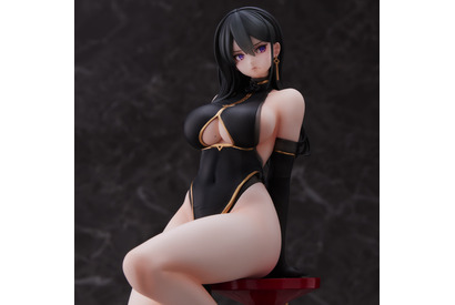 スラリと伸びるセクシーな脚にくぎ付け！イラストレーター・ハヤブサのオリジナルキャラクター「黒チャイナさん」が初の立体化 画像