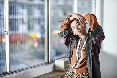 飯田里穂、移籍後初シングルは『寄宿学校のジュリエット』EDテーマ曲 – 「芯の強さやクールさ、かっこよさ……今までにない歌い方に挑戦しました！」【インタビュー】 画像