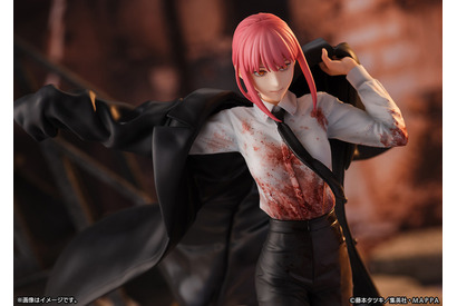 「チェンソーマン」“私の着替えもお願いします”コートひるがえし歩き始めるマキマ、飛び散る血までセクシーな姿を立体化 画像