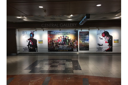 『平成仮面ライダー２０作記念 仮面ライダー平成ジェネレーションズＦＯＲＥＶＥＲ』公開記念！全長50ｍの壁面に平成仮面ライダー20人がズラリ勢揃い 画像