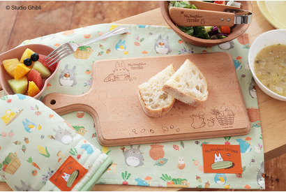 「となりのトトロ」天然木を使ったキッチンアイテム登場！ トトロがどんぐりや野菜を運ぶ姿がキュート♪ 画像