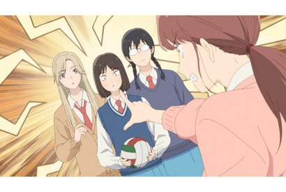 春アニメ「スキップとローファー」バレーをミカに教わるみつみ。ちょっと当たりがきつい時も…？ 第5話先行カット 画像